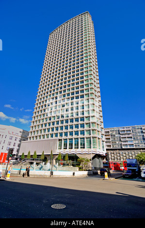 Punto centrale edificio, interscambio di New Oxford Street e Tottenham Court Road, Londra, Regno Unito Foto Stock