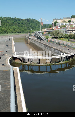 Il cancello di Brunel Lock contiene le acque del Floating Harbour con il fiume Avon e il ponte sospeso di Clifton, Bristol City County, Inghilterra, Regno Unito Foto Stock