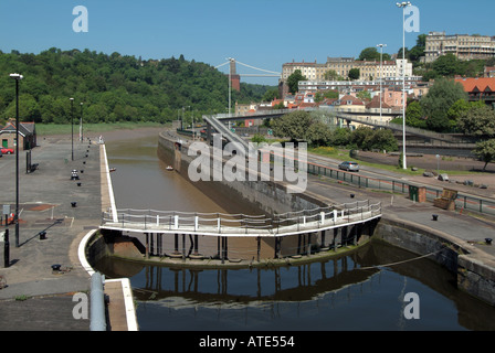 Il cancello di Brunel Lock contiene le acque del Floating Harbour con il fiume Avon e il ponte sospeso di Clifton, Bristol City County, Inghilterra, Regno Unito Foto Stock