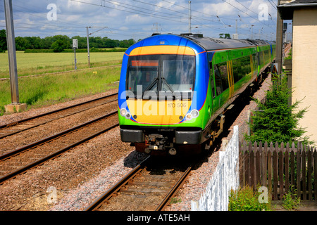 170506 Treni centrale Turbostar capi unità sud in Berkshire vicino a Peterborough Cambridgeshire England Regno Unito Regno Unito Foto Stock