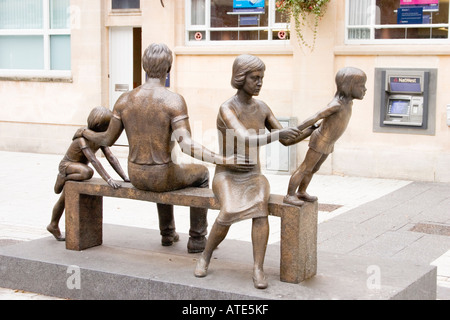 La scultura in bronzo di famiglia da Robert Thomas Churchill Way Cardiff Regno Unito Foto Stock