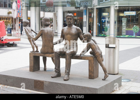 Strada di bronzo scultura di famiglia da Robert Thomas, Churchill Way Cardiff Regno Unito Foto Stock