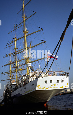 Aprile 22, 2003 - Russo cadet training MIR nave ormeggiata presso Ueberseebruecke nel porto tedesco di Amburgo Foto Stock