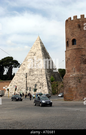 La tomba della Piramide di Caio Cestio dal cimitero protestante di Roma Italia Foto Stock