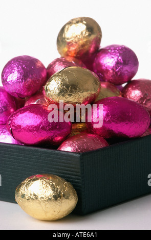 Foglio ricoperto di uova di cioccolato colori argento lucido oro rosa blu verde viola regalo di Pasqua i bambini caramelle dolciumi Foto Stock