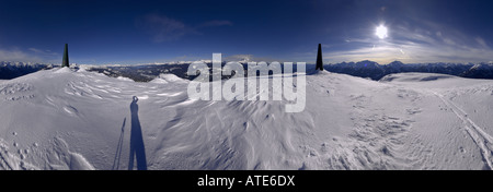 Multi-image panorama della British Columbia coast mountains preso dalla cima della montagna cloudburst mentre lo sci di fondo. Foto Stock