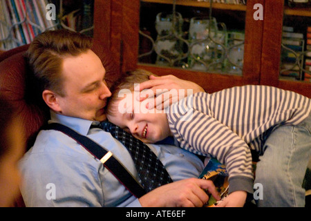 Papà abbracciando figlio età 34 e 4 dopo aver aperto il suo regalo di compleanno. St Paul Minnesota MN USA Foto Stock