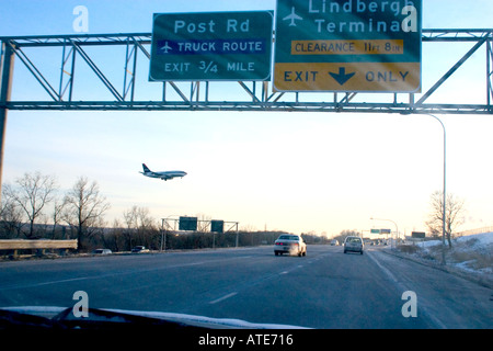 Volo aereo su autostrada 494 avvicinando Charles Lindbergh International Airport. Minneapolis Minnesota MN USA Foto Stock