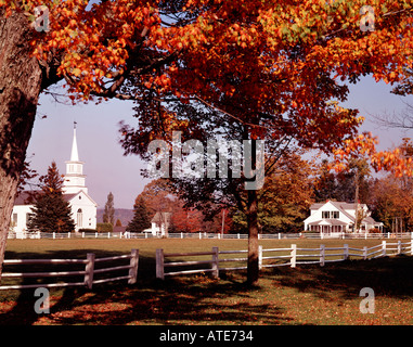 Craftsbury comune in Central Vermont che mostra il villaggio recintato verde con piccola chiesa e vicino casa duruing autunno Foto Stock