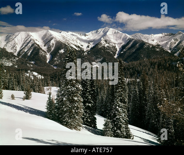Sawtooth National Recreation Area di Idaho che mostra le alte vette coperte di neve durante il periodo invernale Foto Stock