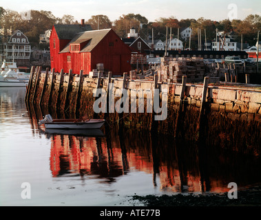 Rockport in Massachusetts che mostra un astice shack su un molo nel piccolo porto all'alba Foto Stock