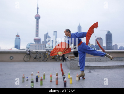 Un vecchio uomo su pattini a rotelle, Shanghai, Cina Foto Stock