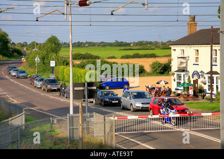 La congestione del traffico detenute fino in corrispondenza di un passaggio a livello ferroviario ECML Tallington Lincolnshire Inghilterra Gran Bretagna REGNO UNITO Foto Stock