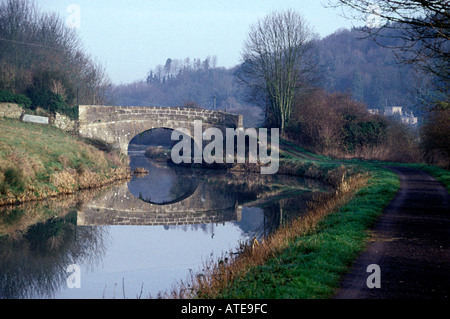 Il ponte di pietra sul Kennet and Avon canal a Claverton vicino alla vasca da bagno Foto Stock