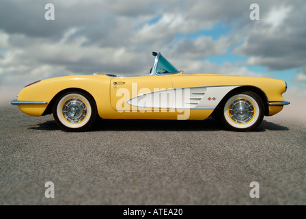 Una classica condizione di menta 1960 giallo e bianco corvette Foto Stock