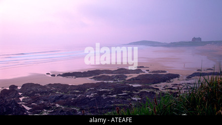 Vista guardando verso Towan testa su Fistral Beach in Newquay Cornwall Inghilterra Foto Stock