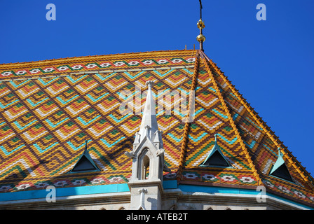 Tetto colorato piastrelle, la chiesa di San Mattia, il quartiere del Castello, Budapest, Repubblica di Ungheria Foto Stock