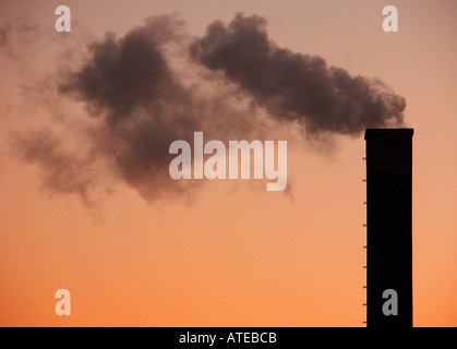 Pile di fumo e il fumo durante le ore serali Foto Stock