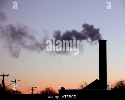 Pile di fumo e il fumo durante le ore serali Foto Stock