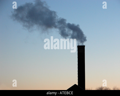 Pile di fumo e il fumo durante le ore serali Foto Stock