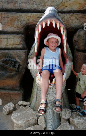 Tema Dinosaur Park, sede del capretto nella bocca del dinosauro Foto Stock