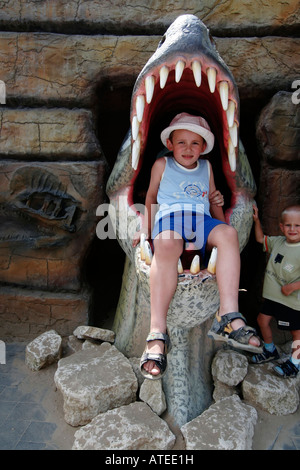 Tema Dinosaur Park, sede del capretto nella bocca del dinosauro Foto Stock