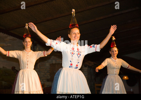 Il gruppo ballo popolare 'Domjan' che esegue in una csarda (tradizionale taverna ungherese) a Budapest Ungheria / Foto Stock