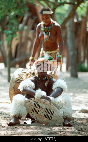 Zulu Warrior e donna / Zulukrieger und Frau Foto Stock