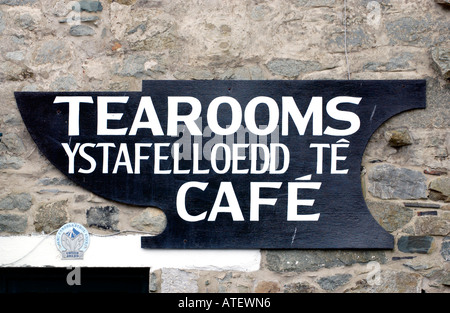 Welsh bilingue Lingua Inglese sala da tè CAFE sign in Gwynedd a Dolgellau Galles del Nord Regno Unito Foto Stock