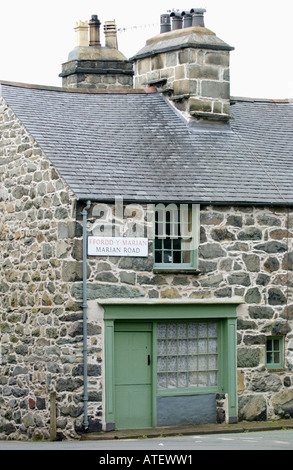 Ex corner shop convertito in cottage in pietra in lingua gallese città di Dolgellau Gwynedd North Wales UK Foto Stock