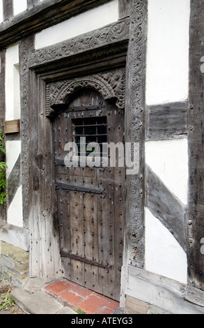 Tudor porta sulla storica struttura di legno house di Ludlow Shropshire England Regno Unito Foto Stock