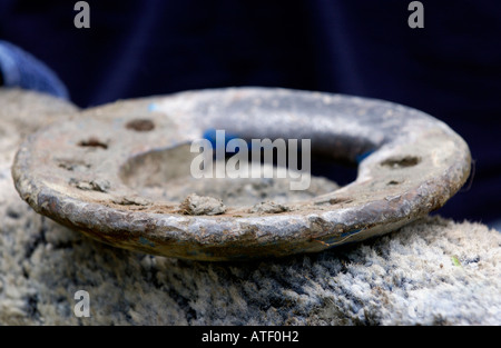 Quoits nella sessione inaugurale del British Open Quoits campionato nel villaggio di Pumpsaint Carmarthenshire West Wales UK Foto Stock