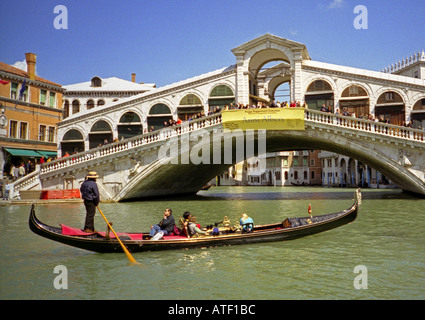 Architettura veneziana con ponte di Rialto Canal Grande e gondole Venezia Veneto Nord Est Italia del Nord Europa Foto Stock