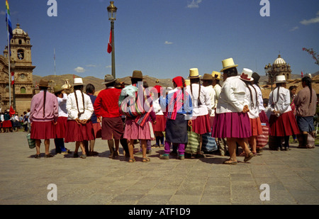 Gruppo indigeni donne in colorate abbigliamento tradizionale raccogliere piazza pubblica protesta Cuzco Perù Sud America Latina Foto Stock