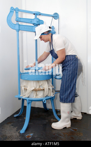 Caws Mynydd Du sheeps formaggio di latte in pressa essendo prodotta da Poll Dorset e Poll Dorset X pecore in Talgarth Powys Wales UK Foto Stock