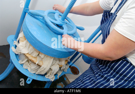 Caws Mynydd Du sheeps formaggio di latte in pressa essendo prodotta da Poll Dorset e Poll Dorset X pecore in Talgarth Powys Wales UK Foto Stock