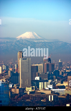 Il monte Fuji visto su Tokyo dall'area della stazione centrale Foto Stock