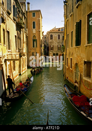 Tradizionale tipica colorati edifici coloniali vie cityscape Venezia Veneto Nord Est Italia del Nord Europa Foto Stock