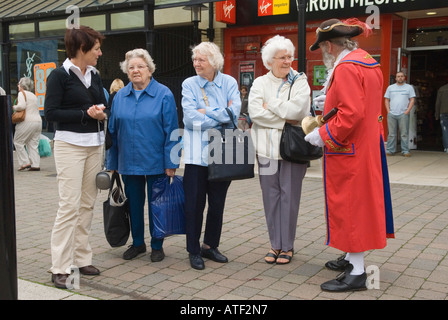 Anziani anziani anziani gruppo anziano donne. National Town Criers Championship Hastings. East Sussex Inghilterra 2006 2000s HOMER SYKES Foto Stock