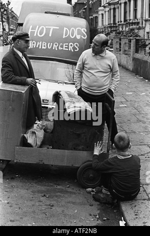 Hot Dogs e Hamburgers street food van proprietario Stamford Bridge Chelsea e caldo castagne arrosto venditore. Il Fast Food Londra degli anni settanta 1970 HOMER SYKES Foto Stock