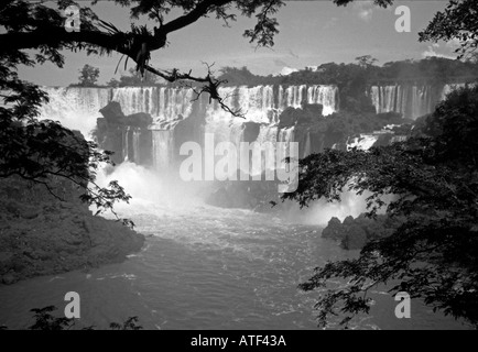 Potente impetuoso enorme grande magnifico incredibile acqua marrone cascata Foz do Iguazu Falls Argentina Sud America Latina Foto Stock