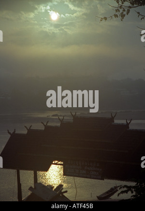 Suggestiva incredibile tramonto colorato spettacolo naturale fenomeno display raggio luminoso del Fiume Mekong Huay Xai Laos del sud-est asiatico Foto Stock