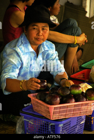 Il gruppo di donne indigene donna con cappello vendere melanzane e verdure in street sidewalk Alor Setar Malaysia Southeast Asia Foto Stock