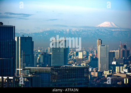 Il monte Fuji visto su Tokyo dall'area della stazione centrale Foto Stock