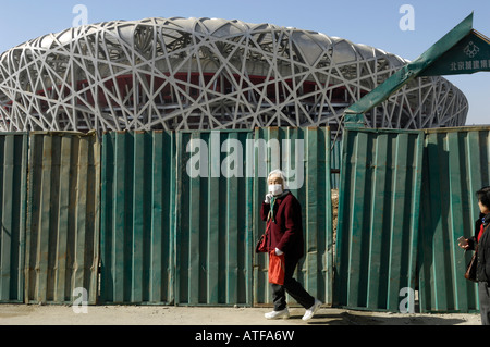 Anziano cinese lady indossando anti inquinamento maschera mentre il turismo dello Stadio Nazionale per i Giochi Olimpici di Pechino 2008. 27-Feb-2008 Foto Stock