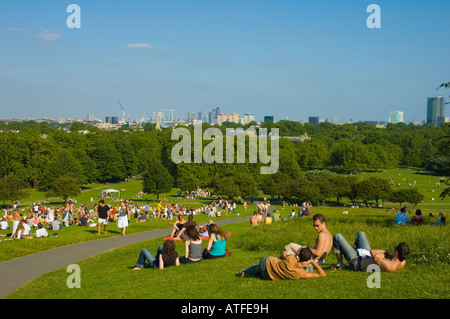 Persone su Primrose Hill a Londra England Regno Unito Foto Stock