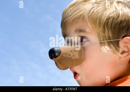 Un ragazzo che indossa un animale naso Foto Stock