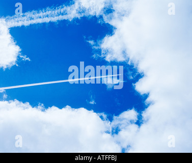 Un vapore di aeroplani trail nel cielo Foto Stock