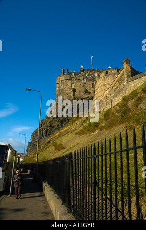 Il Castello di Edimburgo visto da sotto in Scozia UK Foto Stock