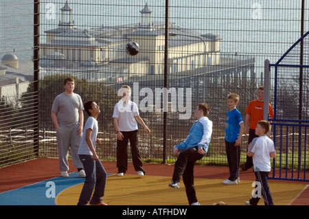 Hastings Pier con ragazzi che giocano a calcio in primo piano in Hastings East Sussex Regno Unito Foto Stock